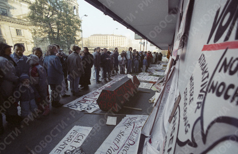 Лозунги и плакаты на улице около "Берлинской стены"