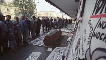 Лозунги и плакаты на улице около "Берлинской стены"