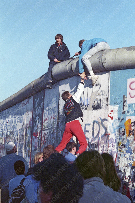 Вид на Берлинскую стену с запада
