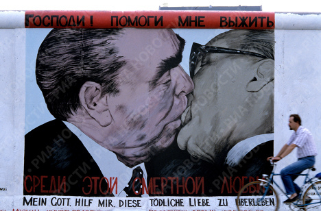 Граффити Леонида Брежнева и Эрика Хонеккера на Берлинской стене