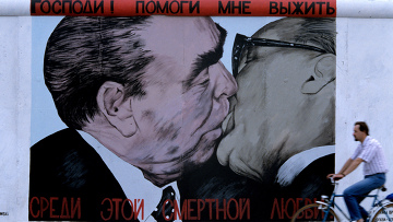 Граффити Леонида Брежнева и Эрика Хонеккера на Берлинской стене