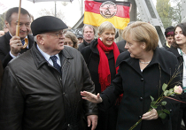 Ангела Меркель и Михаил Горбачев в Берлине во время годовщина падения Берлинской стены