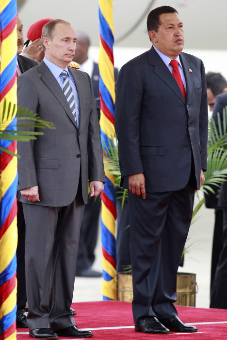 Президент Венесуэлы Уго Чавес приветствует премьер-министра России Владимира Путина в аэропорту Каракаса