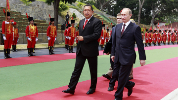  Президент Венесуэлы Уго Чавес встречает премьер-министра России Владимира Путина