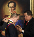 Уго Чавес награждает Владимира Путина