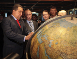 Владимир Путин и Уго Чавес рассматривают глобус, установленный на борту барка "Крузенштерн"