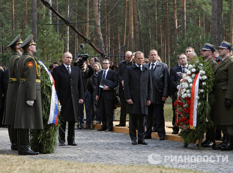 Путин в катыни фото на коленях