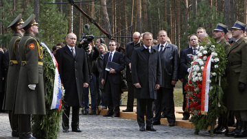 Путин в катыни фото на коленях