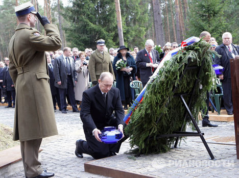 Путин в катыни фото на коленях