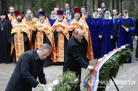 Путин в катыни фото на коленях