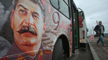 Автобус с портретом Иосифа Сталина курсирует в Санкт-Петербурге