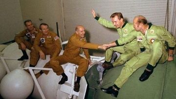 Экипажи космических кораблей "Союз" и "Аполлон"