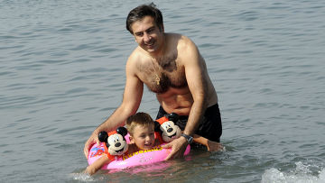 Михаил Саакашвили купается с сыном
