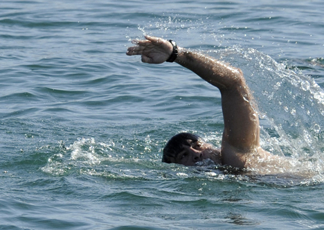 Михаил Саакашвили купается в Черном море недалеко от Батуми