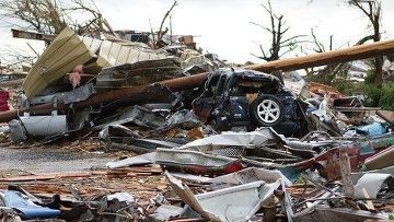 Последствия мощного торнадо на Среднем Западе США Последствия мощного торнадо на Среднем Западе США