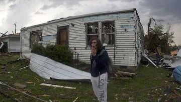 Последствия мощного торнадо на Среднем Западе США Последствия мощного торнадо на Среднем Западе США