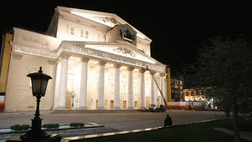 Большой театр накануне Дня Победы с отреставрированным фасадом