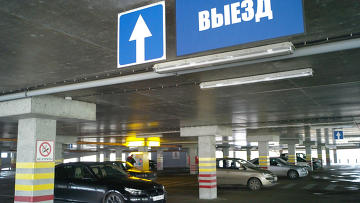Многоярусная семиэтажная парковка в ТЦ "Акрополь" в Калининграде