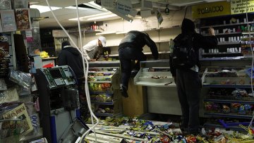 Мародеры грабят магазин в Лондоне Мародеры грабят магазин в Лондоне