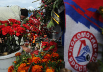 Цветы и свечи в память о погибших хоккеистах "Локомотива"
