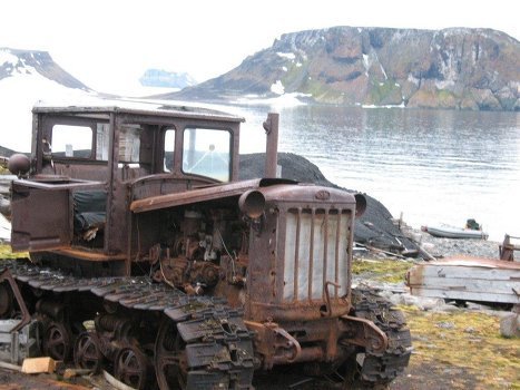 Раритетный трактор на заброшенной полярной станции