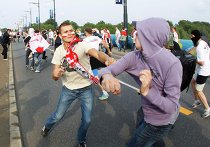 Столкновение российских и польских болельщиков в Варшаве Столкновение российских и польских болельщиков в Варшаве
