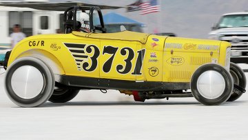 Участник 64-й ежегодной гонки Bonneville SpeedWeek, штат Юта Участник 64-й ежегодной гонки Bonneville SpeedWeek, штат Юта
