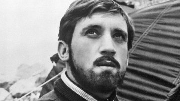 биография высоцкого интересные факты. 197417897. биография высоцкого интересные факты фото. биография высоцкого интересные факты-197417897. картинка биография высоцкого интересные факты. картинка 197417897. Два года он с отцом и мачехой жил в Германии, а по возвращении на Родину поселился в знаменитом Каретном переулке. Собственно говоря, и знаменитым он стал благодаря песням Высоцкого. Именно там, и именно тогда, в годы юношества, Высоцкий написал свои первые песни. Правда, были они в основном "блатные-дворовые". Но таковы были реалии. В московских дворах в те годы жила "романтика тюрьмы", а бывшие заключенные носили на себе некий ореол мужественности. биография высоцкого интересные факты. 197417897. биография высоцкого интересные факты фото. биография высоцкого интересные факты-197417897. картинка биография высоцкого интересные факты. картинка 197417897. Два года он с отцом и мачехой жил в Германии, а по возвращении на Родину поселился в знаменитом Каретном переулке. Собственно говоря, и знаменитым он стал благодаря песням Высоцкого. Именно там, и именно тогда, в годы юношества, Высоцкий написал свои первые песни. Правда, были они в основном "блатные-дворовые". Но таковы были реалии. В московских дворах в те годы жила "романтика тюрьмы", а бывшие заключенные носили на себе некий ореол мужественности.