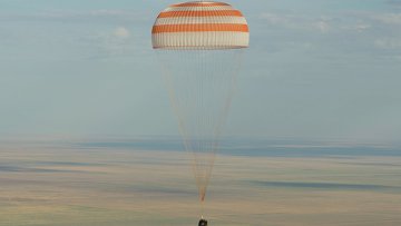 Экипаж корабля "Союз ТМА-04М" приземлился в Казахстане