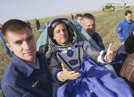 Астронавт Джозеф Акаба после приземления корабля "Союз ТМА-04М" в Казахстане