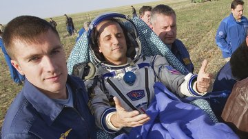 Астронавт Джозеф Акаба после приземления корабля "Союз ТМА-04М" в Казахстане