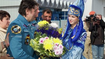 Космонавт Сергей Ревин после приземления корабля "Союз ТМА-04М" в Казахстане