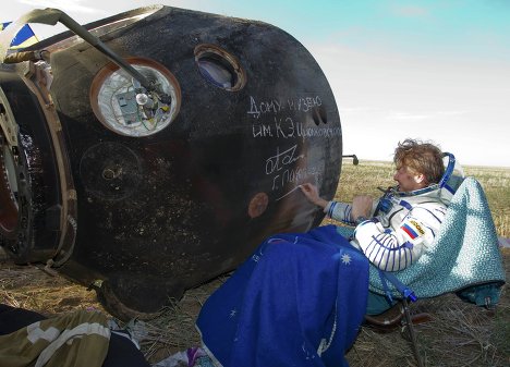 Космонавт Геннадий Падалка после приземления корабля "Союз ТМА-04М" в Казахстане