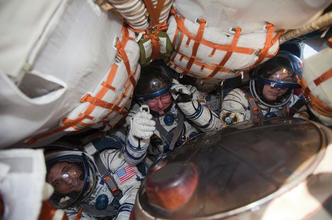 Джозеф Акаба, Геннадий Падалка, Сергей Ревин после приземления корабля "Союз ТМА-04М" в Казахстане