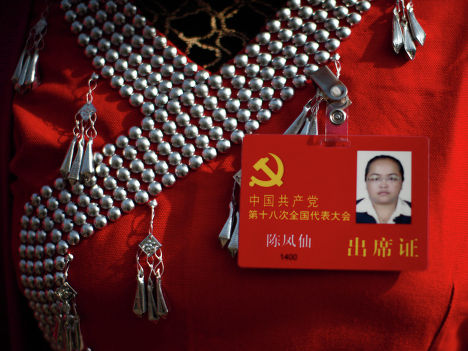 Делегат в национальном костюме на площади Тяньаньмэнь в Пекине, Китай 
