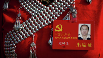 Делегат в национальном костюме на площади Тяньаньмэнь в Пекине, Китай 