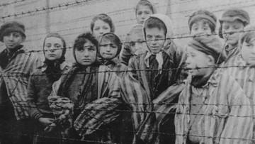 Малолетние узники немецкого концлагеря, освобождённые советскими войсками