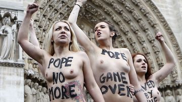 Активистки движения Femen у Собора Парижской Богоматери Активистки движения Femen у Собора Парижской Богоматери