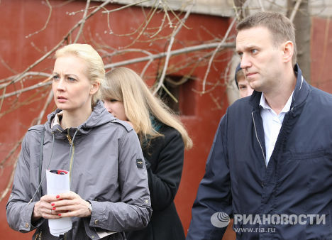 Оппозиционер Алексей Навальный с супругой Юлией после заседания суда в Кирове