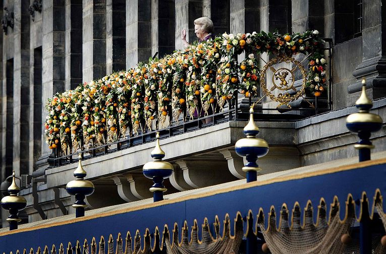 Королева Нидерландов Беатрикс отреклась от престола на церемонии в Амстердаме