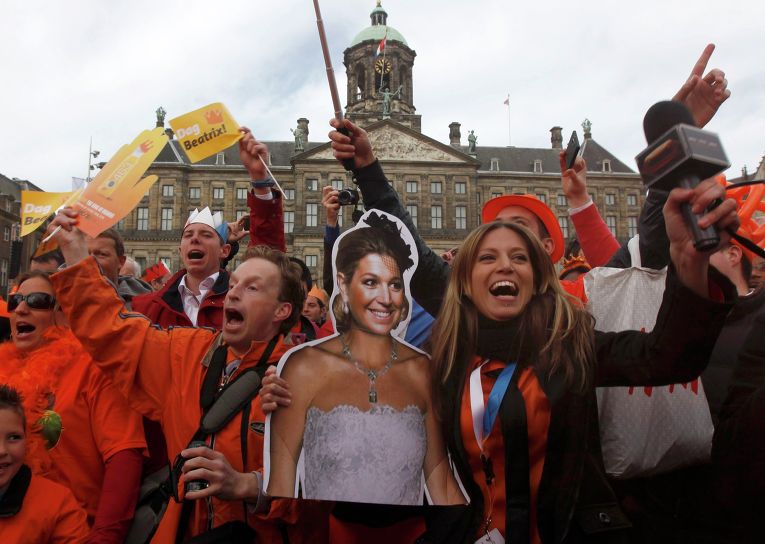 Жители собрались перед Королевским дворцом в центре Амстердама