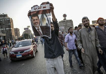 Сторонники свергнутого президента Египта Моххамеда Мурси идут к площади Тахрир в Каире