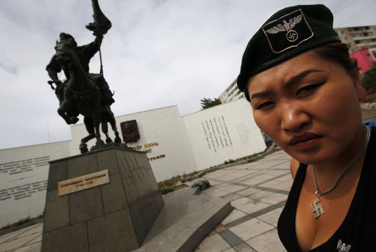 Участница монгольской неонацистской группировки «Цагаан Хасс»