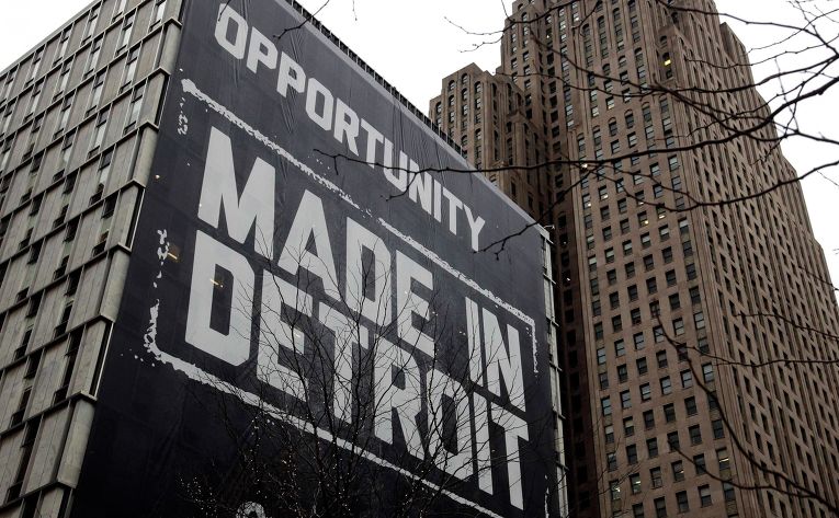 Баннер «Сделано в Детройте» на здании в центре города