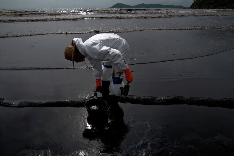 Очистка пляжа от крупного нефтяного пятна в Таиланде