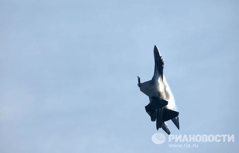 Многоцелевой сверхманевренный истребитель Су-35 во время демонстрационного полета на авиасалоне МАКС-2013