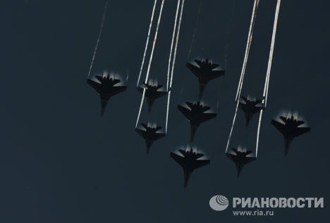 Демонстрационные полеты пилотажных групп «Русские витязи» и «Стрижи» на авиасалоне МАКС-2013