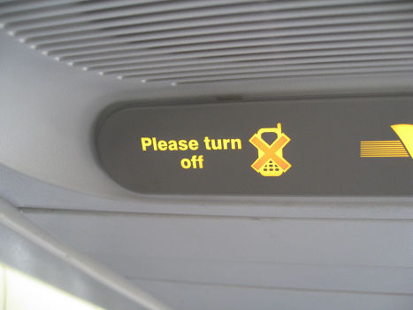 Значок с просьбой выключить мобильные телефоны на борту самолета