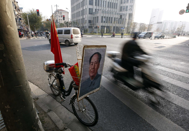 Велосипед, украшенный портретом Мао Цзедуна