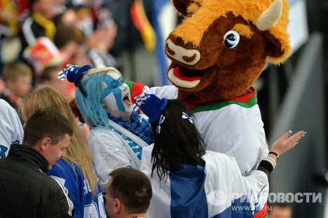 Болельщики сборной Финляндии радуются победе своей команды в матче группового раунда чемпионата мира по хоккею 2014 между сборными командами Германии и Финляндии